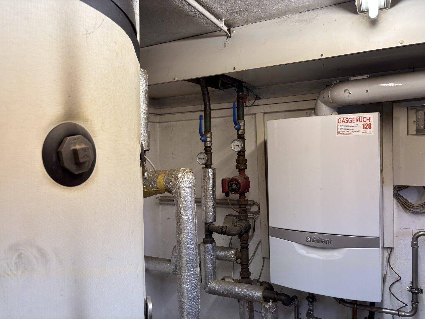Heizungsraum mit Gastherme und Warmwasserspeicher.