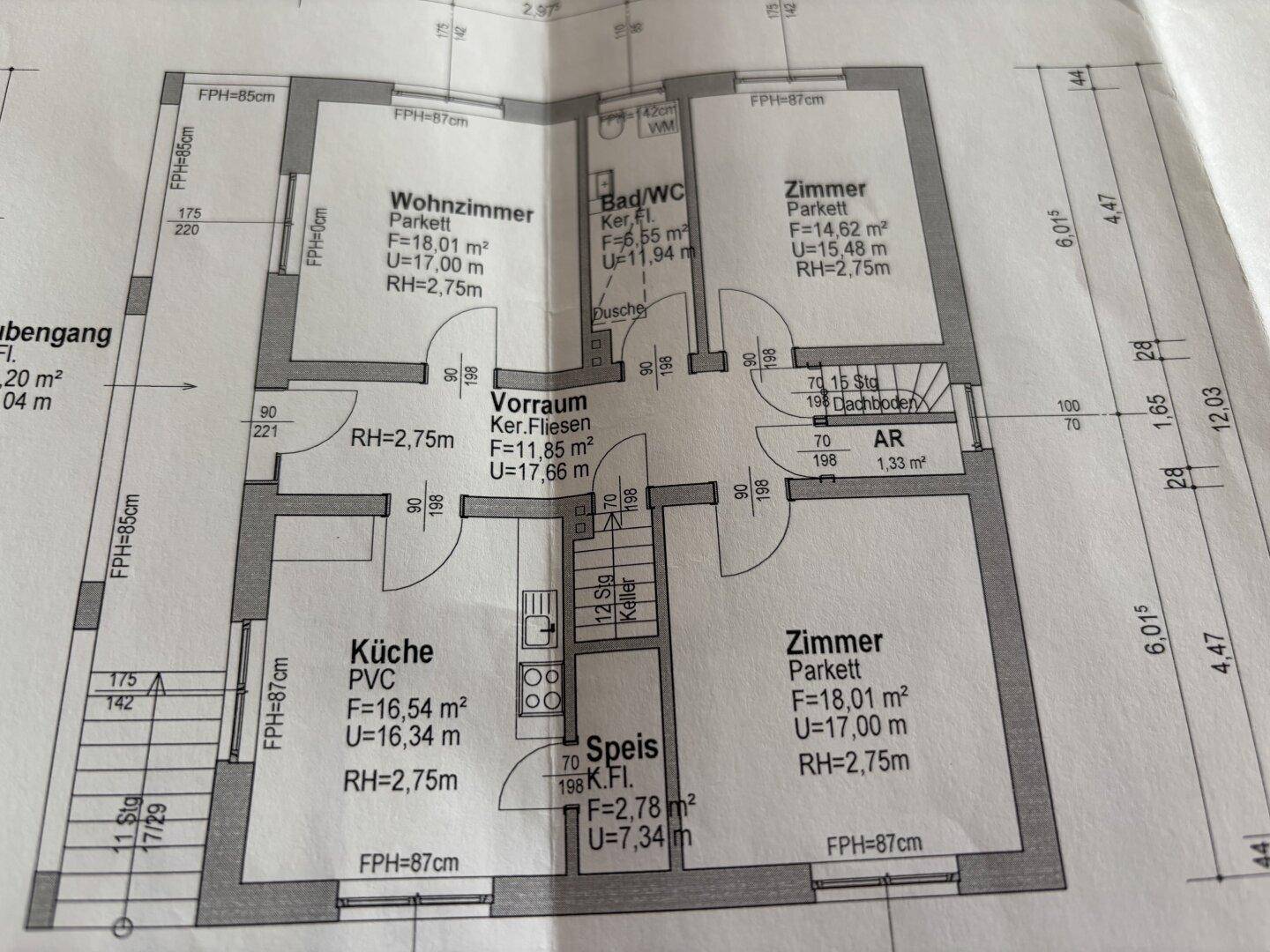 Grundriss des Erdgeschosses mit Wohnzimmer, Küche, zwei Zimmern und Bad/WC.