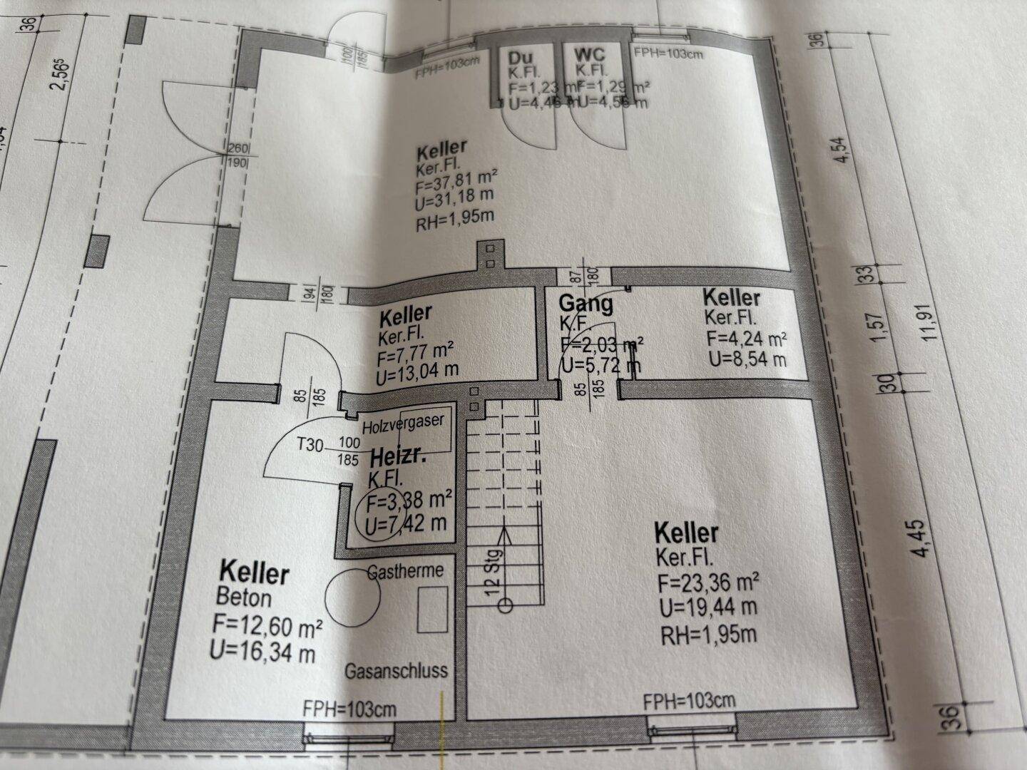 Grundriss des Kellergeschosses mit mehreren Kellerräumen, Heizraum und Duschbad.