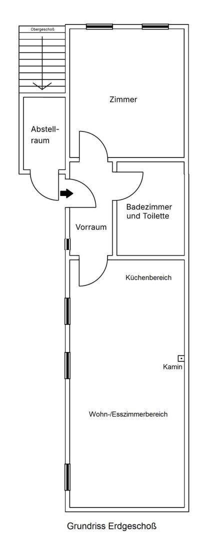Grundriss des Erdgeschosses mit Wohn-Esszimmer, Küchenbereich, Bad und Kamin.