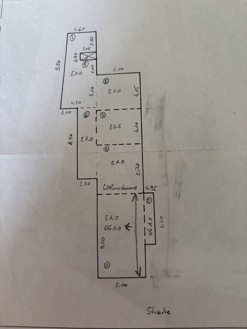Handgezeichneter Grundriss mit Maßangaben und Raumaufteilung.