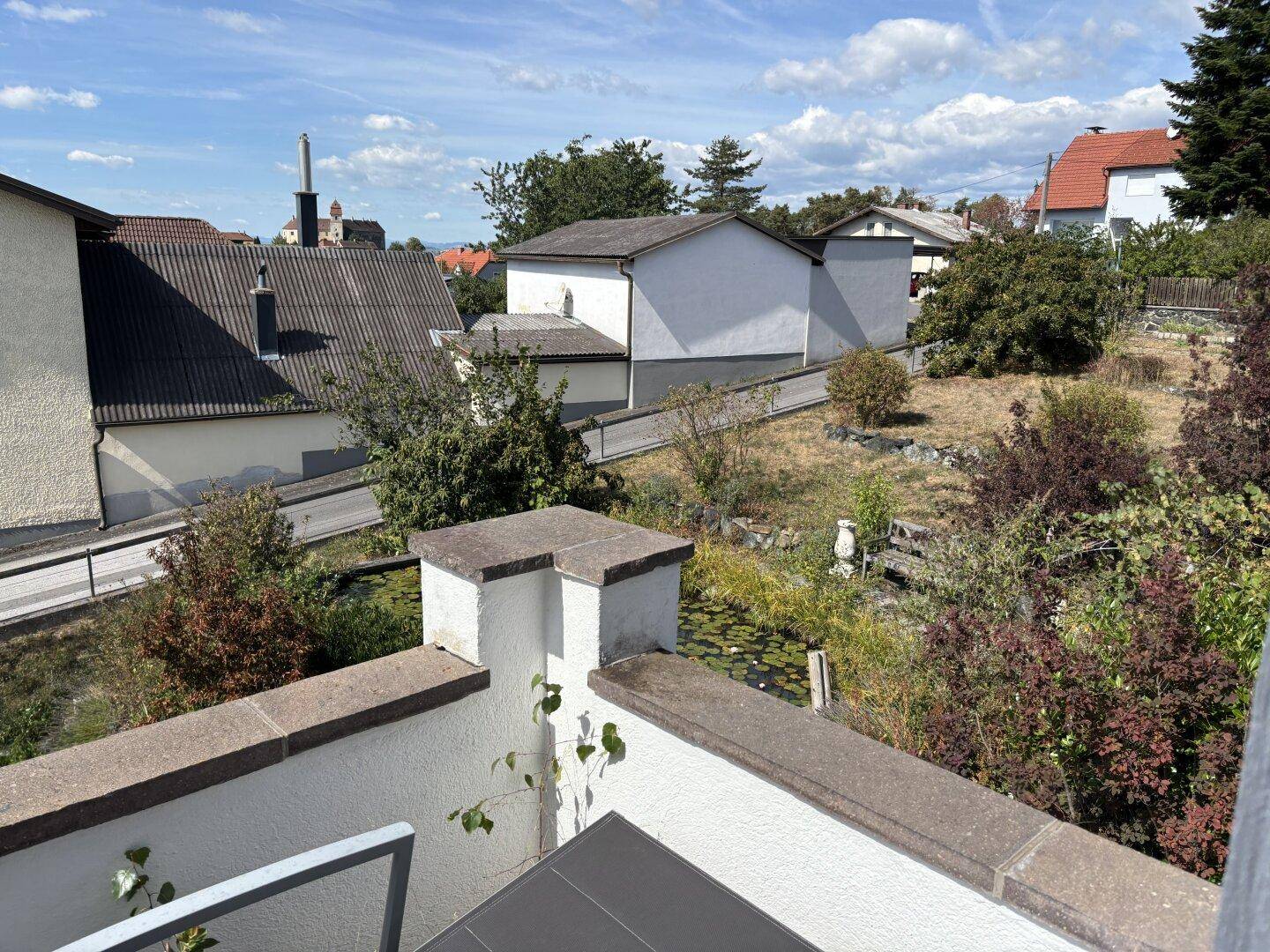 Weitblick über die Dächer der Nachbarschaft und die umliegende Landschaft.