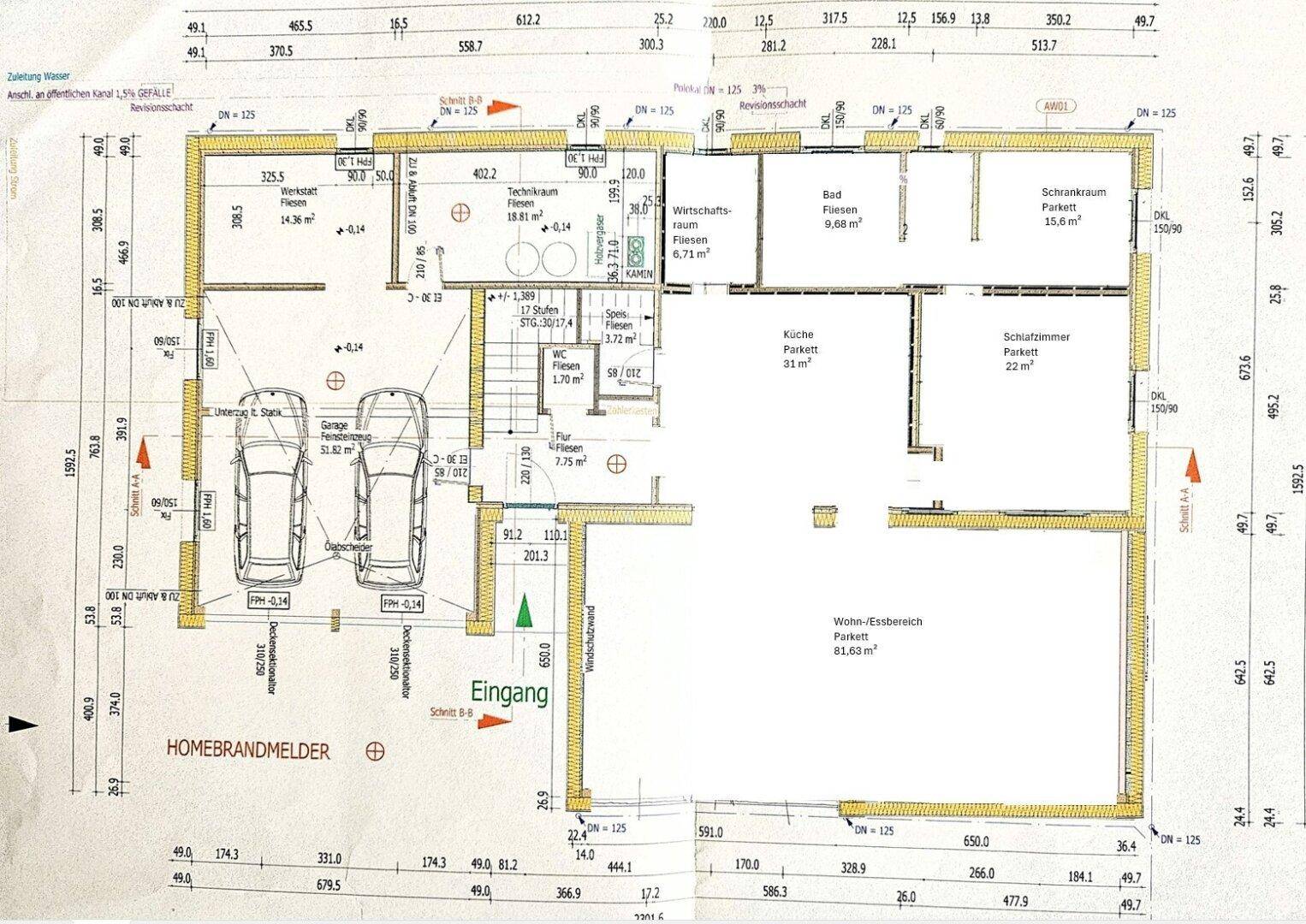 Grundriss des Erdgeschosses mit Garage, offenem Wohn-Essbereich, Küche und Schlafzimmer.