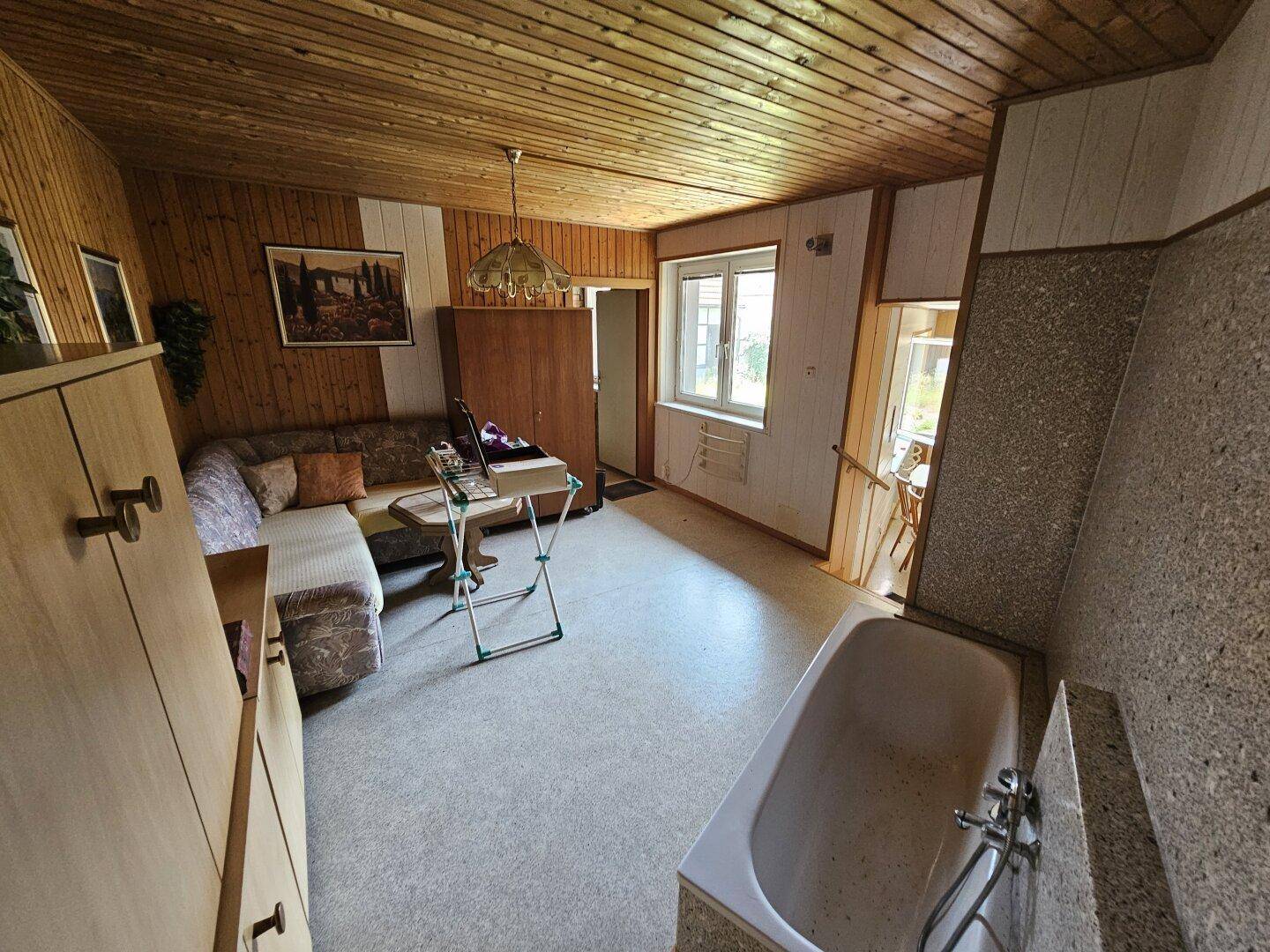 Eckzimmer Richtung Innenhof (derzeit mit Badwanne)
