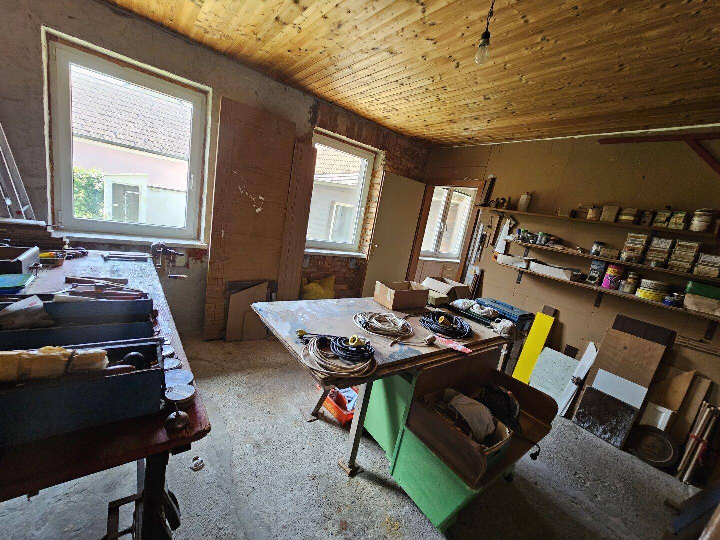 Zimmer Richtung Innenhof (über Eckzimmer begehbar)