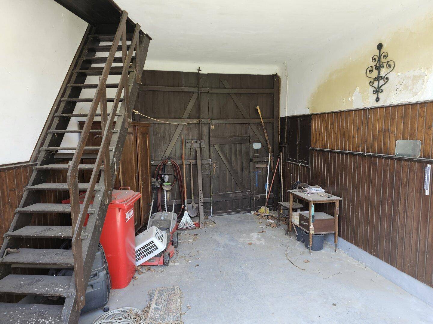 Hofeinfahrt - Hofeinfahrt mit Stiege zum Dachboden