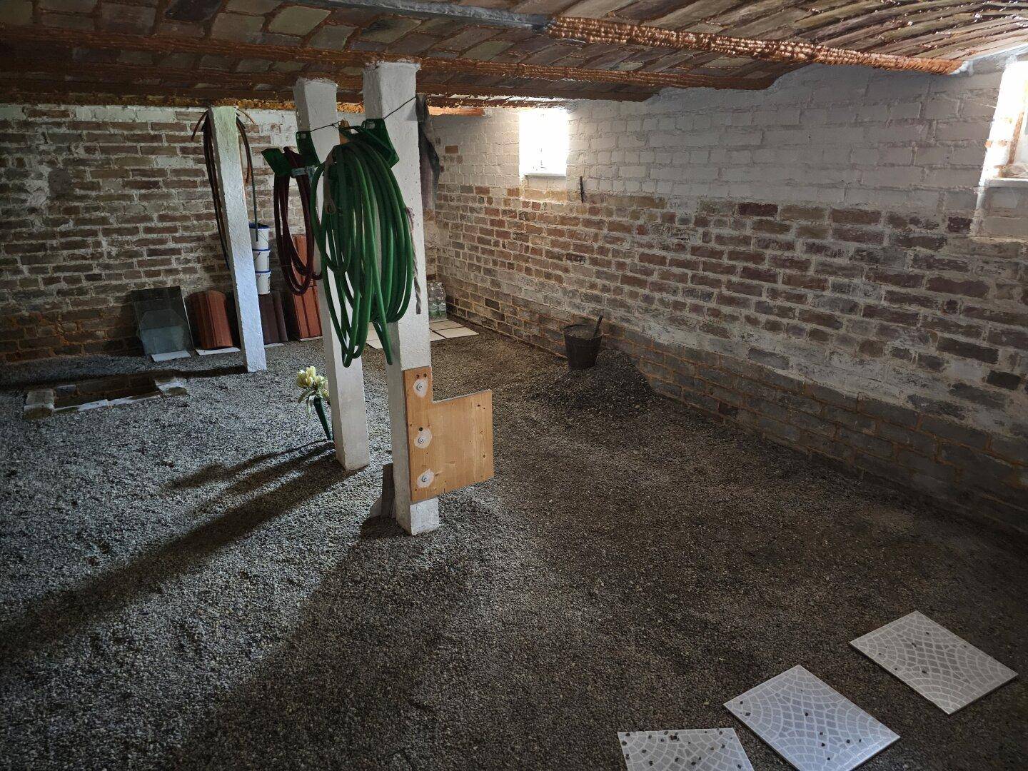 Keller (nur Teilbereich unterkellert, geringe Raumhöhe)