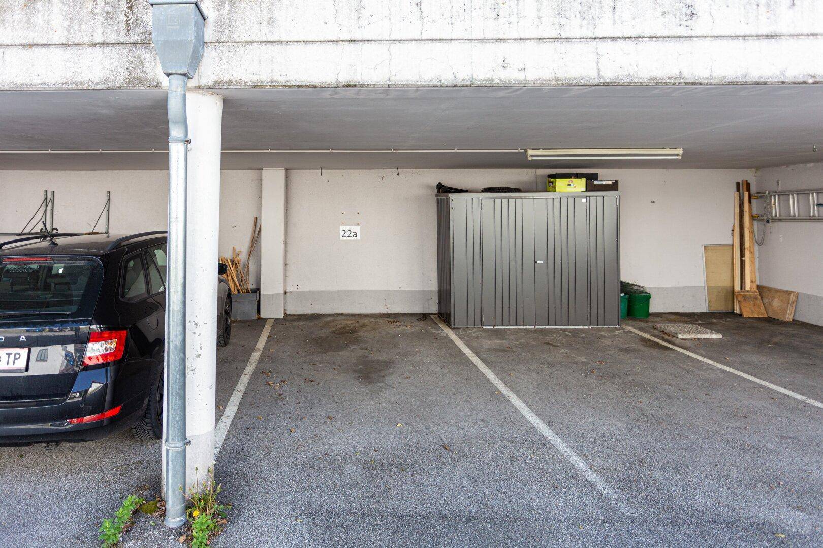 Freier Stellplatz in der Tiefgarage mit angrenzendem Abstellschrank und guter Zugänglichkeit.