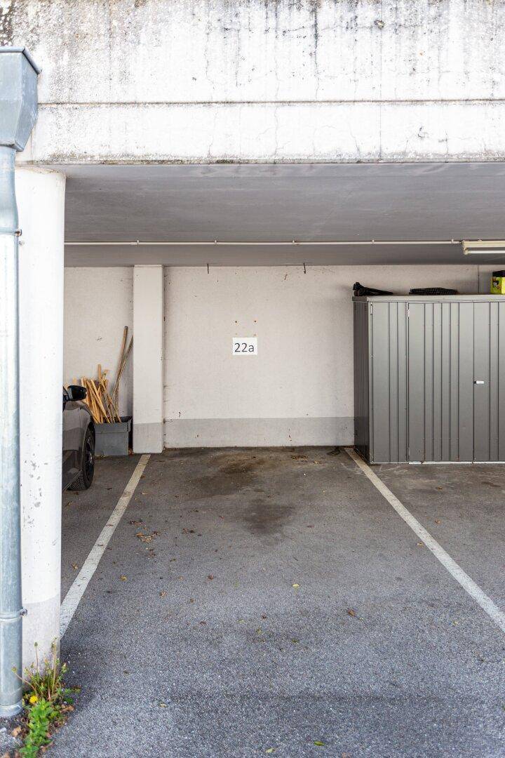 Geräumiger Stellplatz in der Tiefgarage mit direktem Zugang zu einem praktischen Abstellraum.