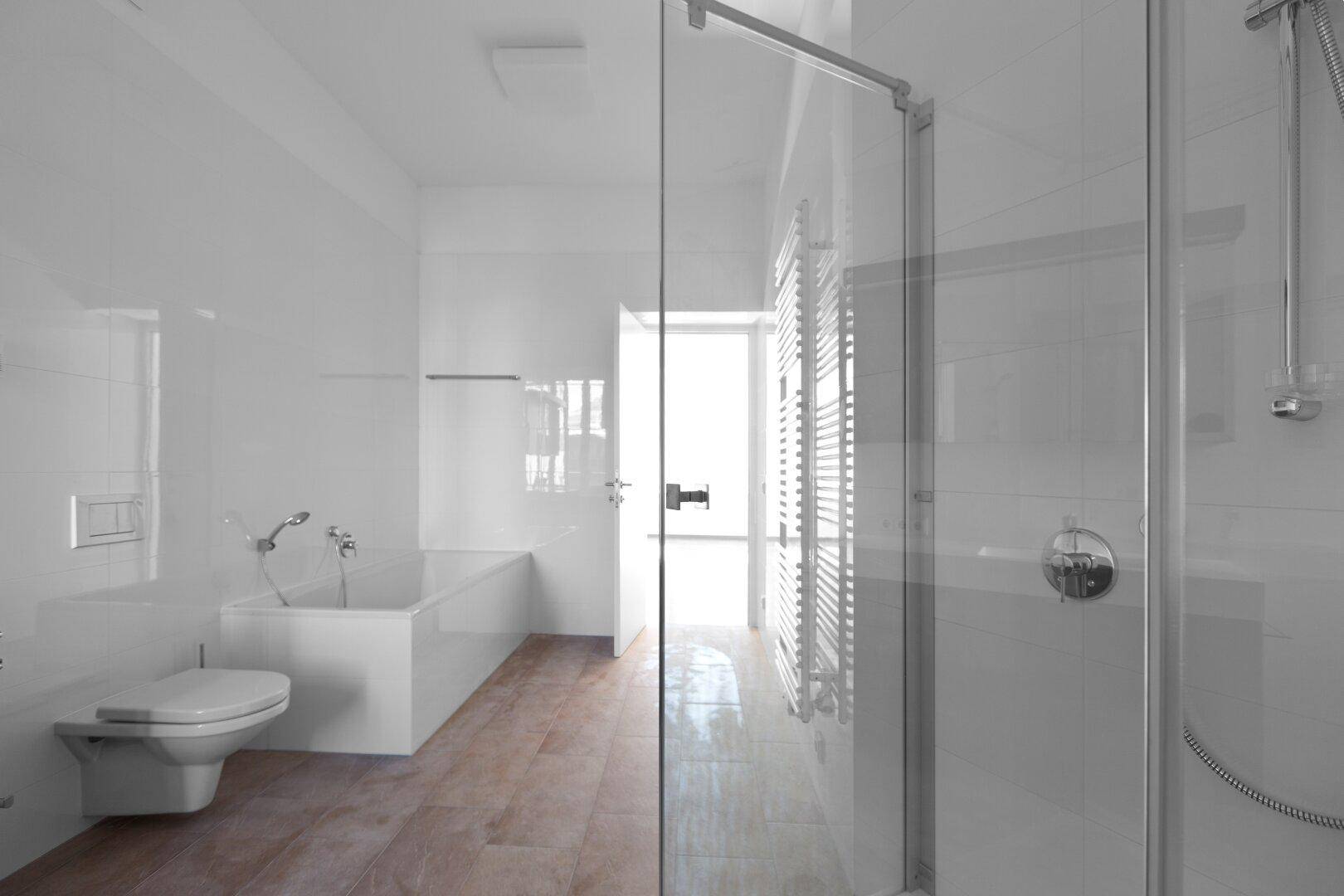 Dusche und Wanne