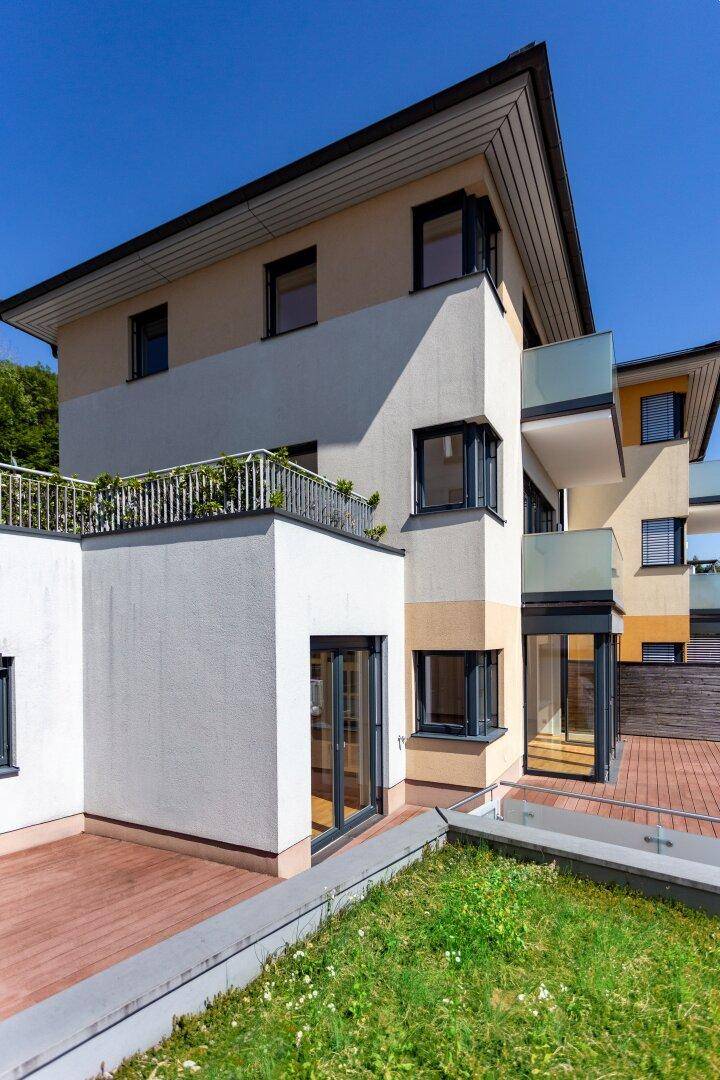 Moderne Architektur mit begrüntem Dachbereich und Terrassen auf verschiedenen Ebenen.