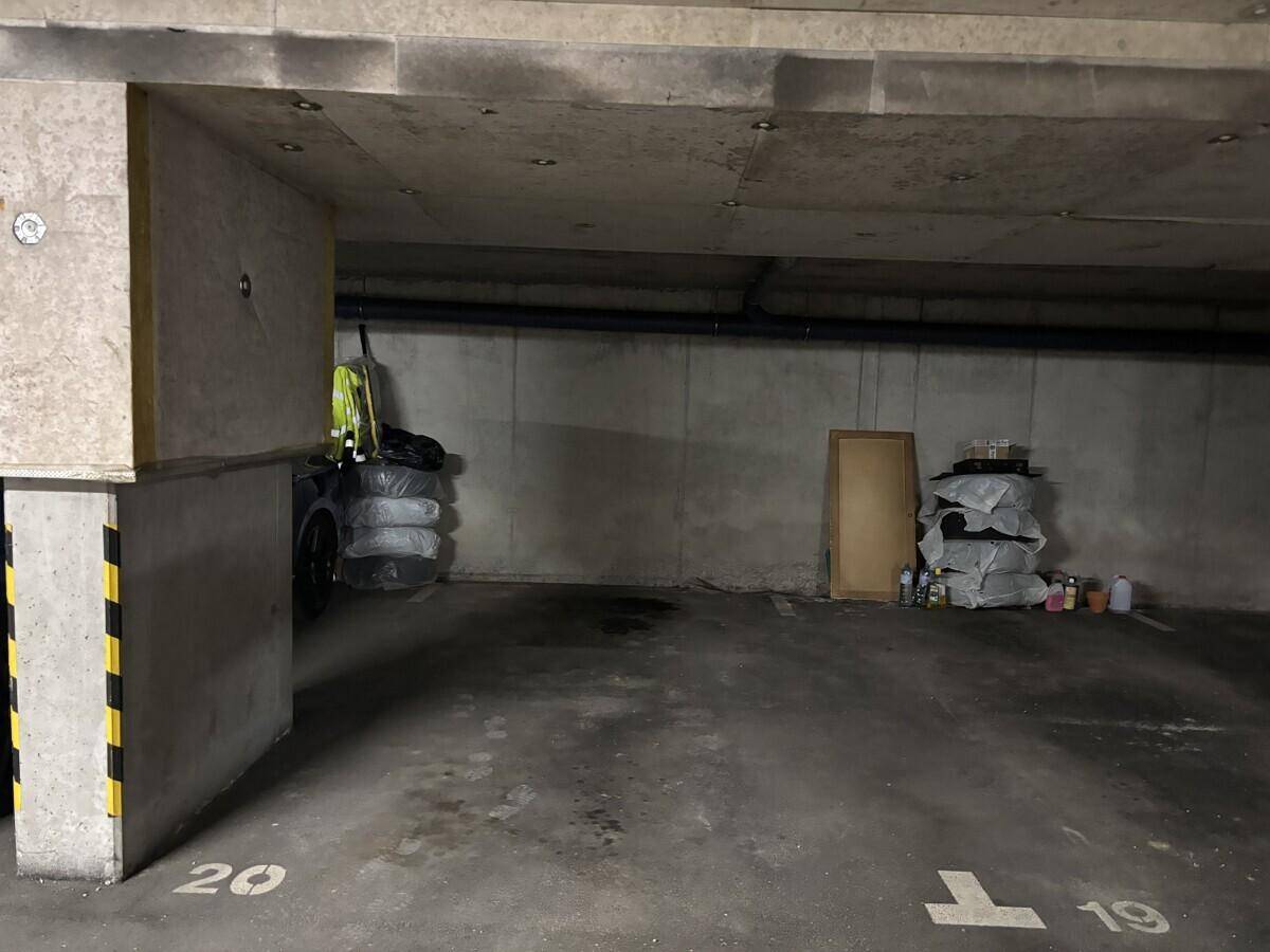 Tiefgarage mit Betonboden und markierten Stellplätzen.