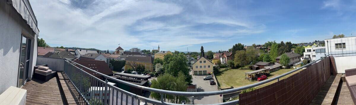 Weitläufige Dachterrasse mit Panoramablick über die Stadt und Umgebung.