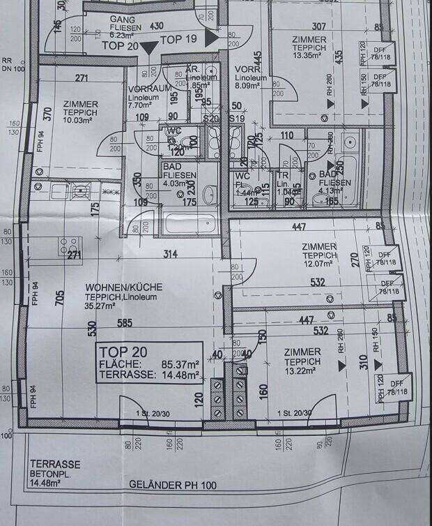 Grundriss der Wohnung mit Wohnküche, Schlafzimmern und Terrasse.