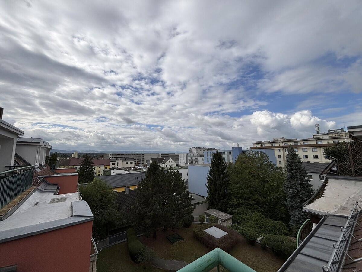 Panoramablick vom Balkon über die Stadt und die umliegende Landschaft.