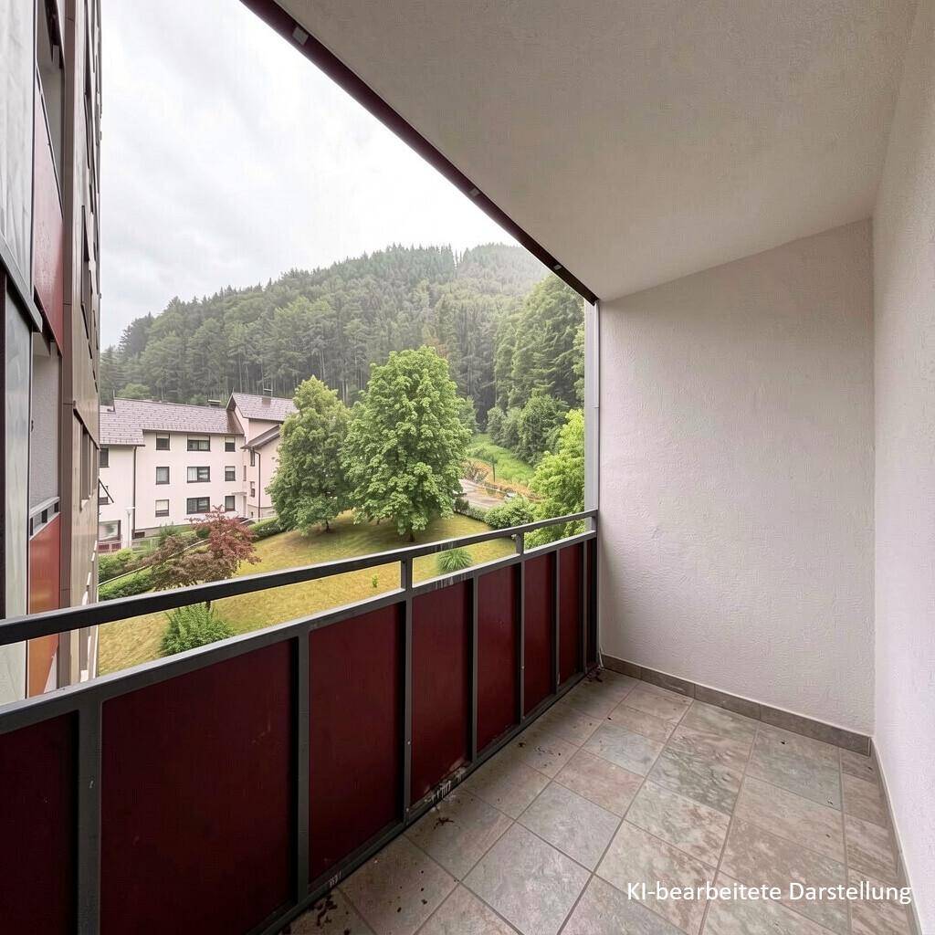 Balkon mit Fliesenboden und Blick auf bewaldete Hügel und umliegende Gebäude.