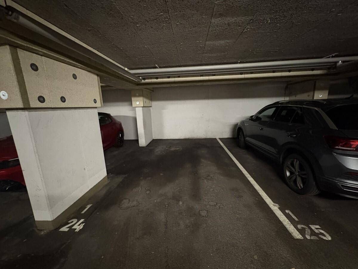 Tiefgaragenstellplatz mit Betonboden und nummerierten Parkflächen.