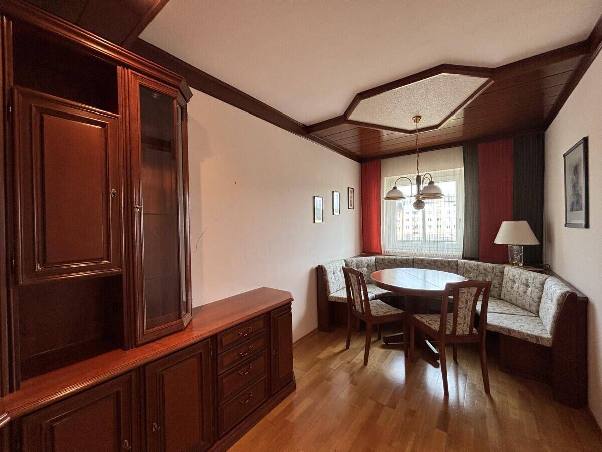 Esszimmer mit Holztäfelung, Eckbank und traditionellem Esstisch.