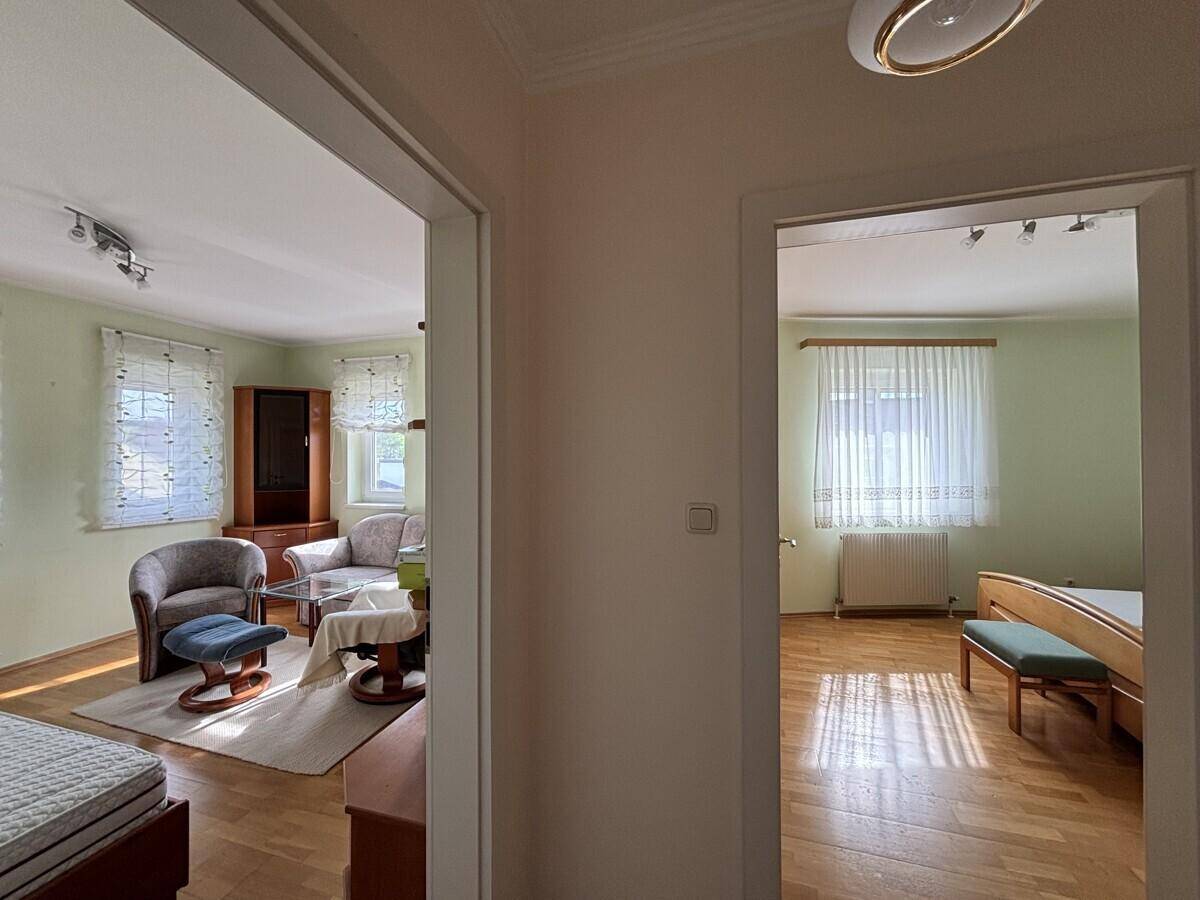 Übergangsbereich zwischen Wohnzimmer und Schlafzimmer mit Parkettboden.