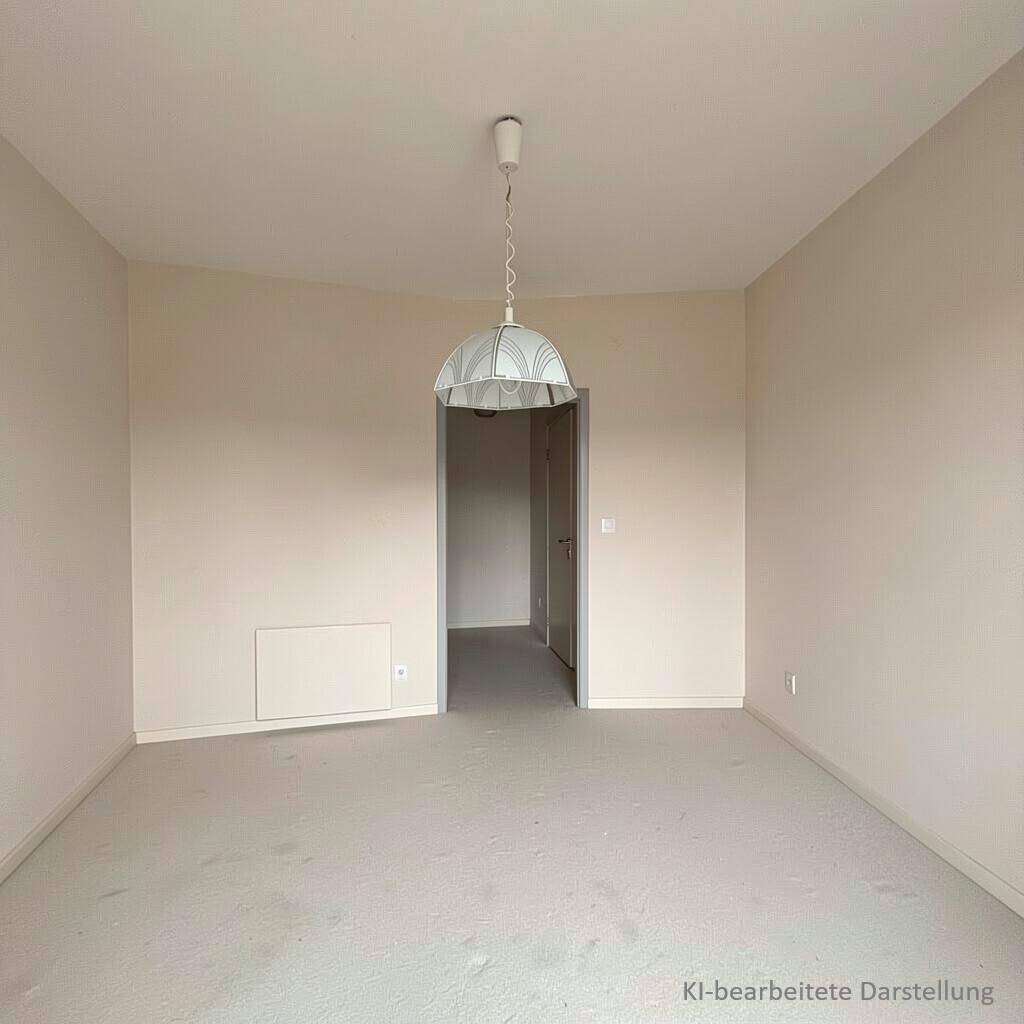 Geräumiges Zimmer mit hellem Boden und einfacher Deckenleuchte, bereit zur individuellen Gestaltung.
