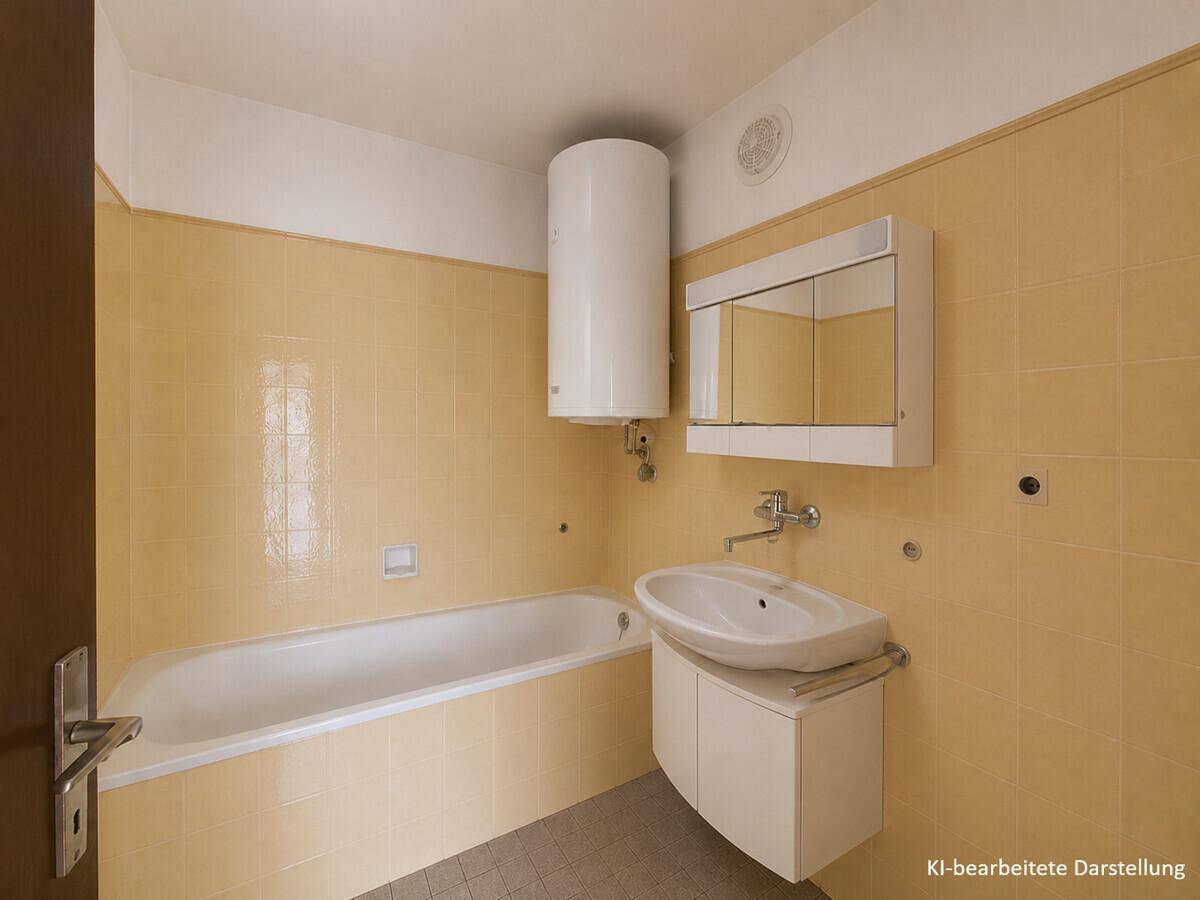 Badezimmer mit gelben Fliesen, Badewanne, Waschbecken und Spiegelschrank.