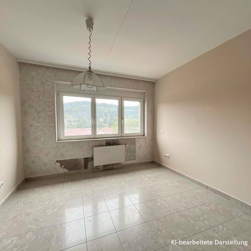 Helles Zimmer mit Fliesenboden und großem Fenster, das einen weiten Blick ins Grüne ermöglicht.
