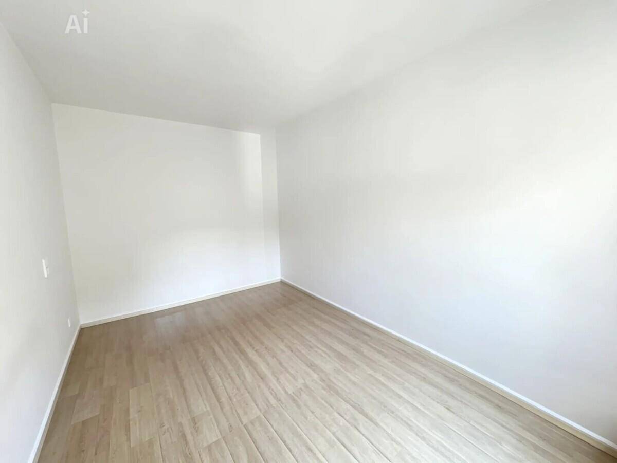 Leeres Zimmer mit hellen Wänden und Laminatboden, bereit zur individuellen Gestaltung.