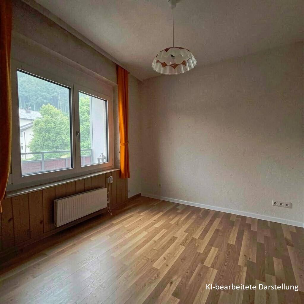 Schlafzimmer mit Parkettboden, großem Fenster und Blick auf die grüne Umgebung.