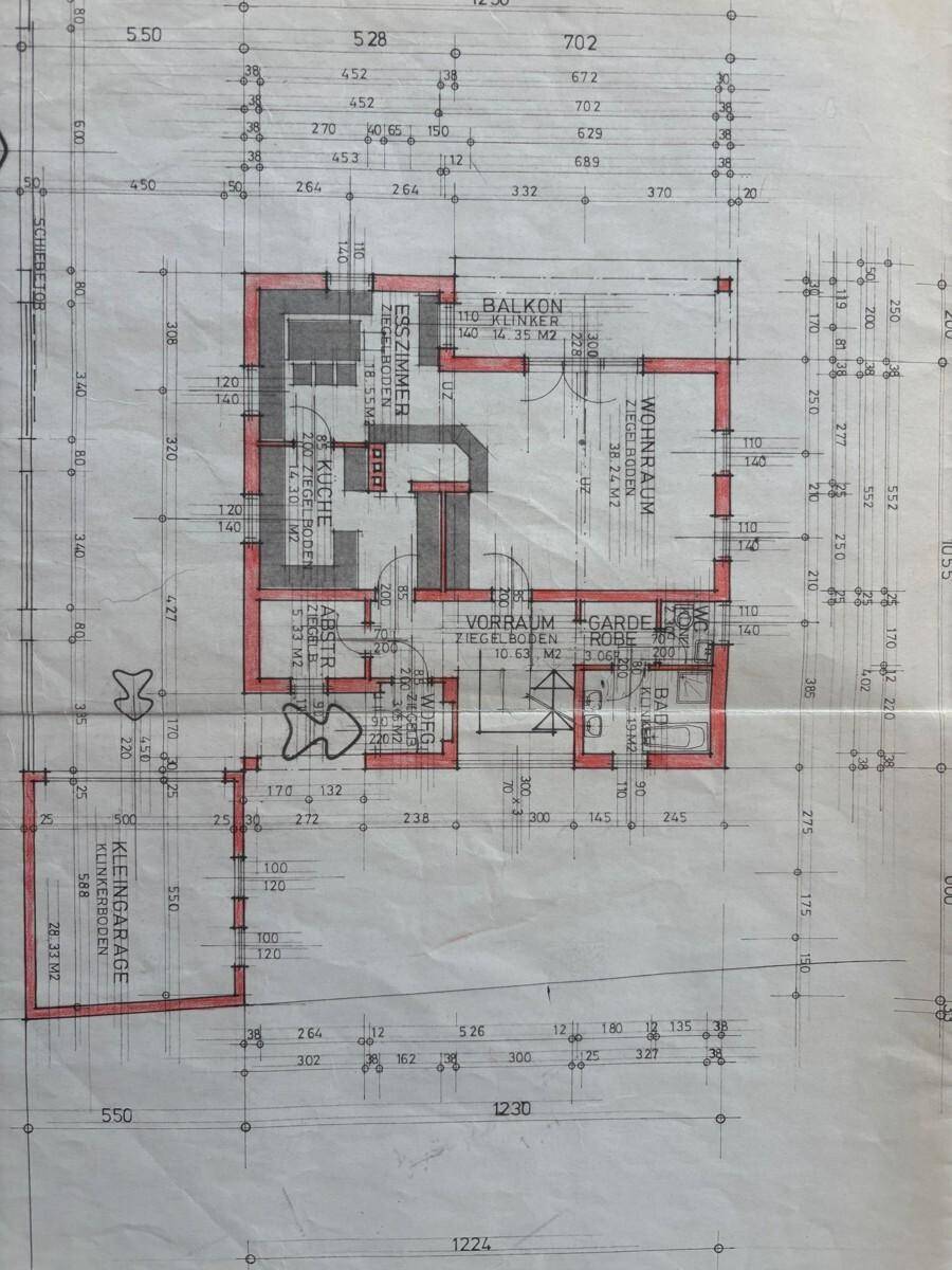 Grundriss des Erdgeschosses mit Wohnzimmer, Küche, Esszimmer, Balkon und Garage.
