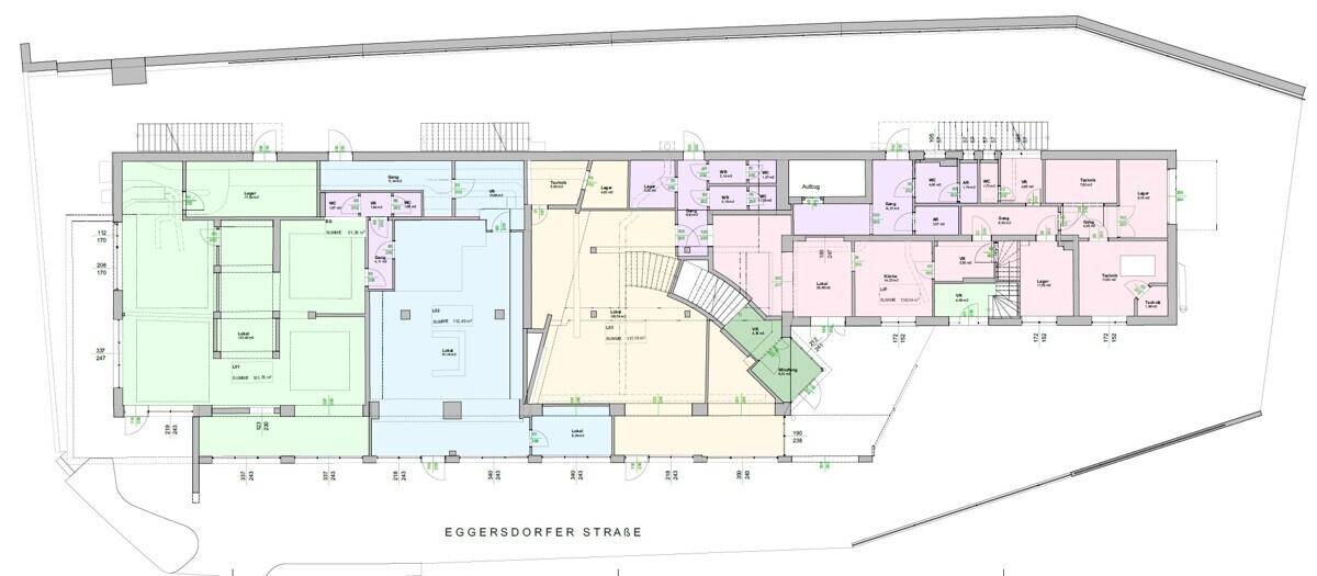 Detaillierter Grundriss des Erdgeschosses mit verschiedenen farbigen Nutzungsbereichen und Treppenhaus.