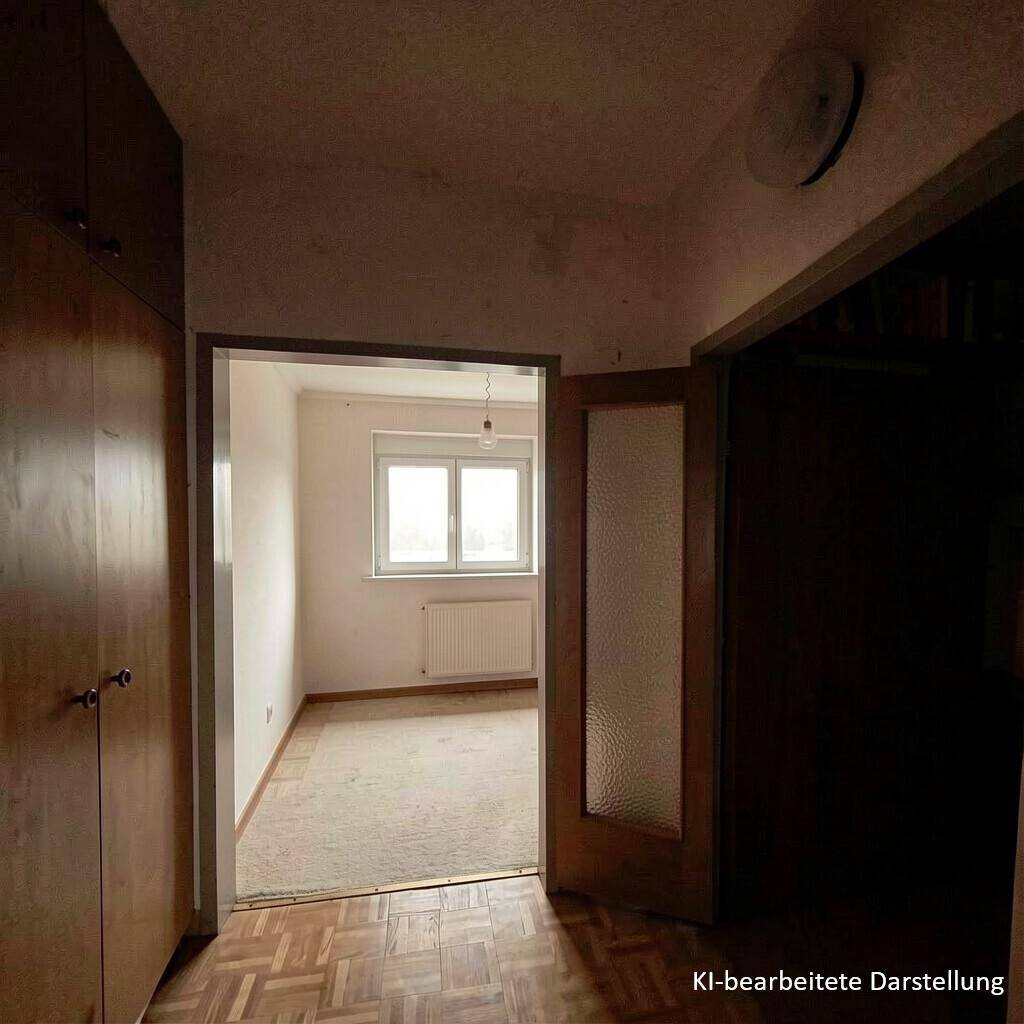 Flur mit Parkettboden und Zugang zu einem weiteren Zimmer mit Fensterblick.