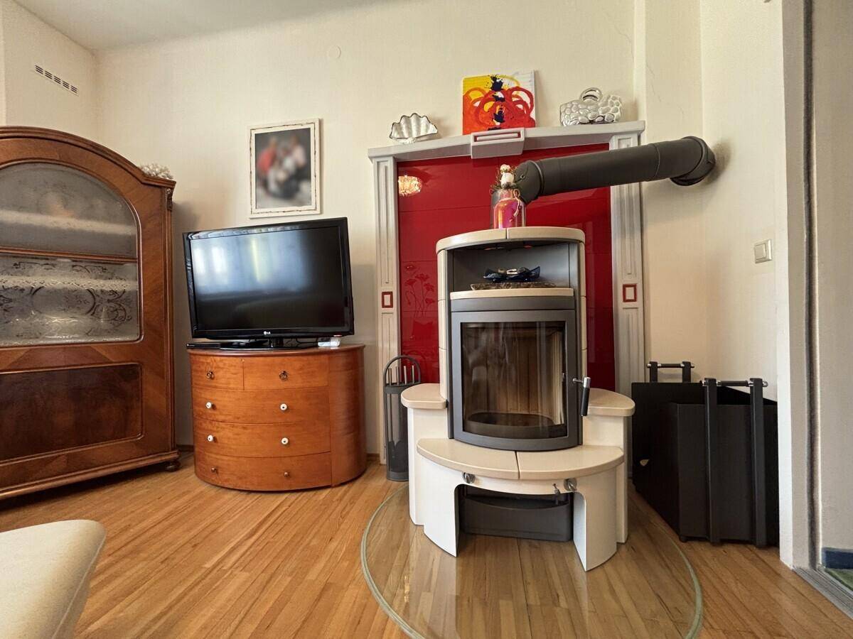 Detailansicht des modernen Kaminofens im Wohnzimmer mit Holzboden.