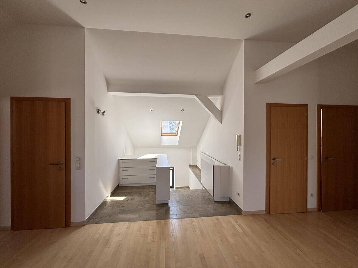 Heller Eingangsbereich oder Flur mit Holztüren und Blick auf die Treppe zum oberen Bereich.