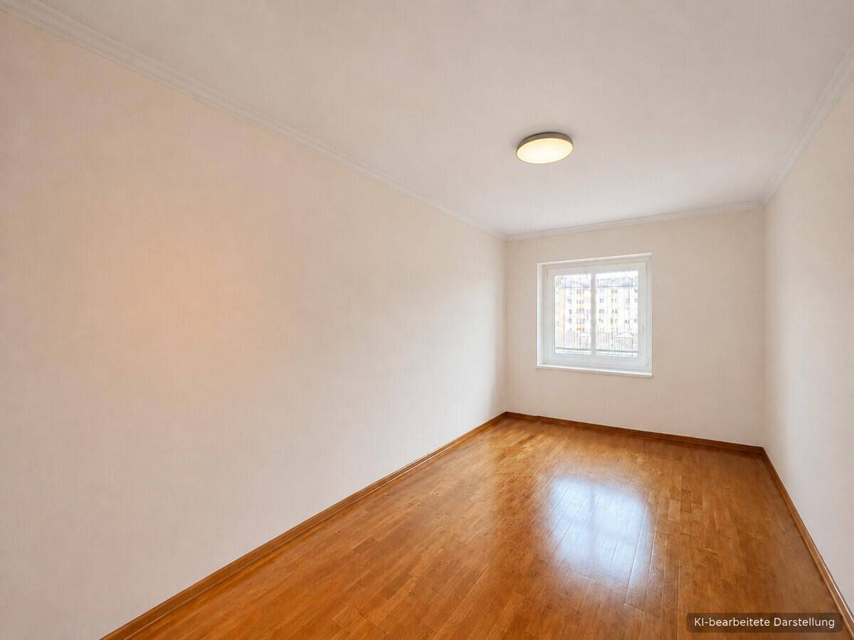Kleineres Zimmer mit Parkettboden, hellen Wänden und einem Fenster, ideal als Schlaf- oder Gästezimmer.
