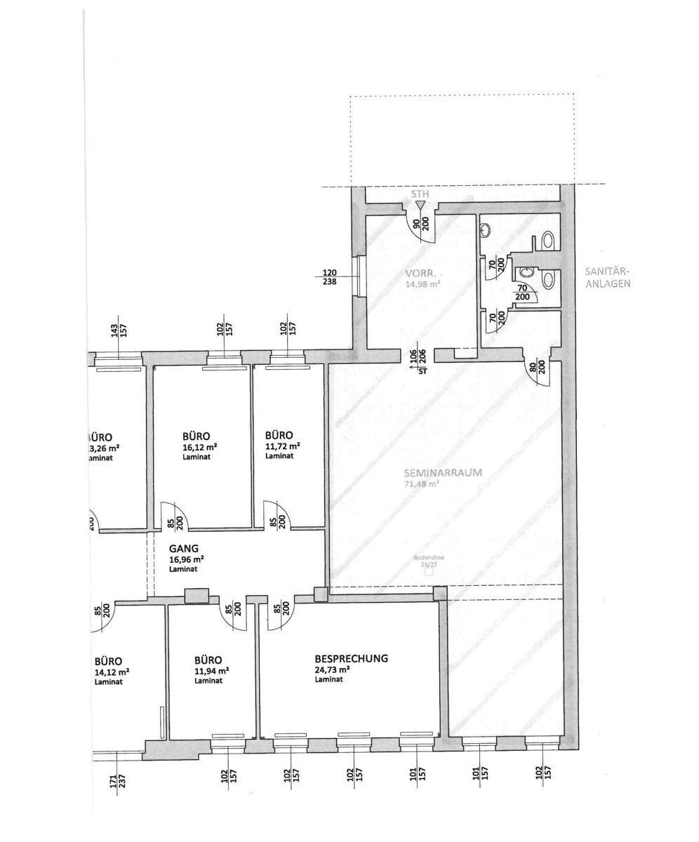 Detaillierter Grundrissplan mit mehreren Büroräumen, einem Seminarraum und Sanitäranlagen.
