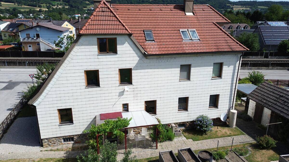 Das Haus von oben mit Gartenbereich, überdachtem Sitzplatz und Blick auf die Nachbarschaft.