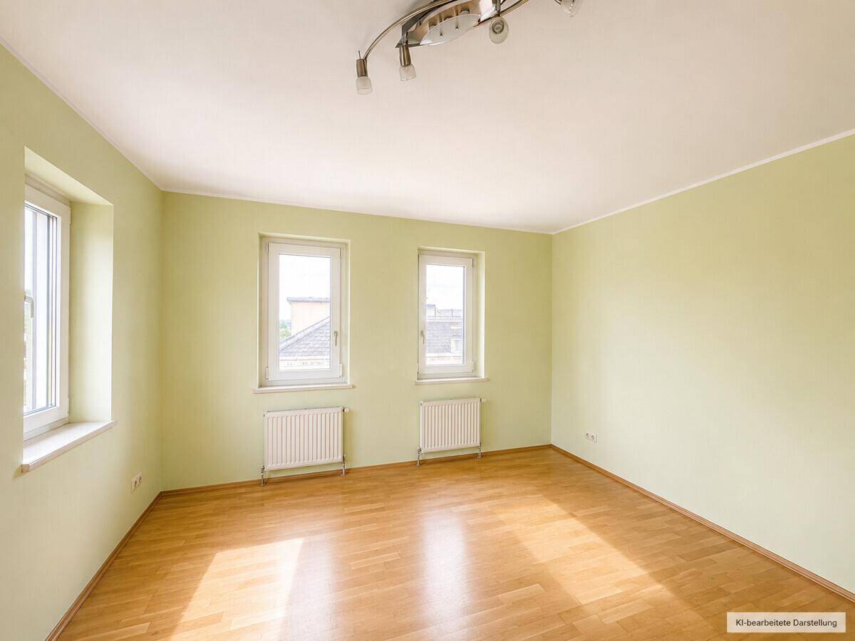 Geräumiges Zimmer mit Parkettboden, grünen Wänden und drei großen Fenstern für viel Licht.
