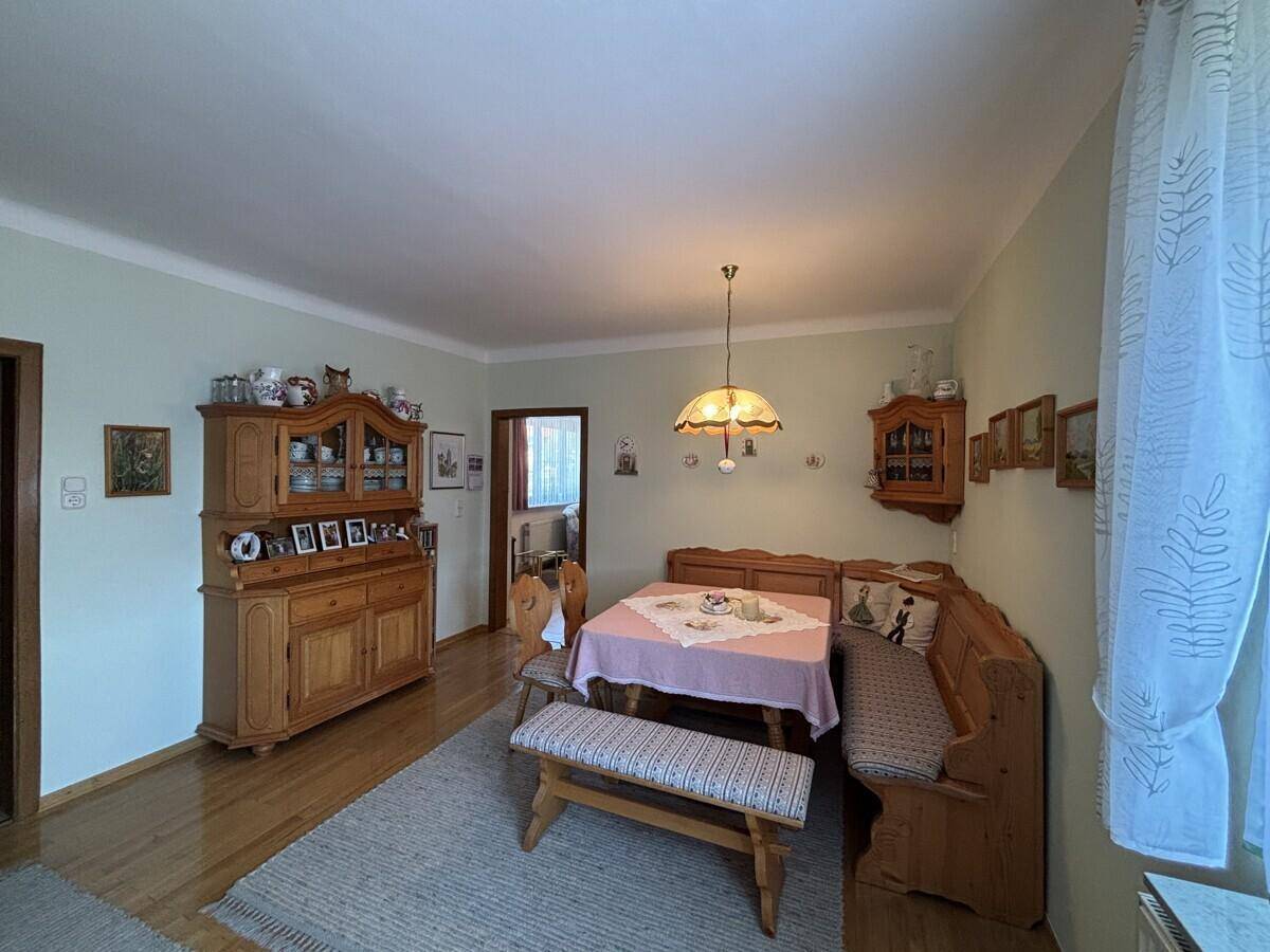 Rustikaler Essbereich mit Holzmöbeln, Eckbank und traditionellem Geschirrschrank.