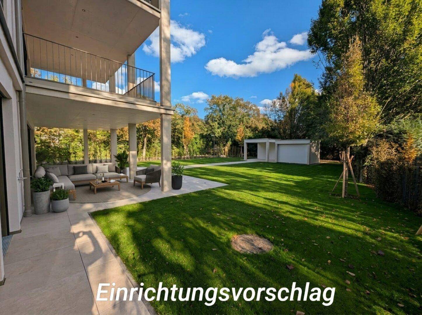 Große, möblierte Terrasse im Erdgeschoss mit Zugang zum weitläufigen Garten und Rasenfläche.