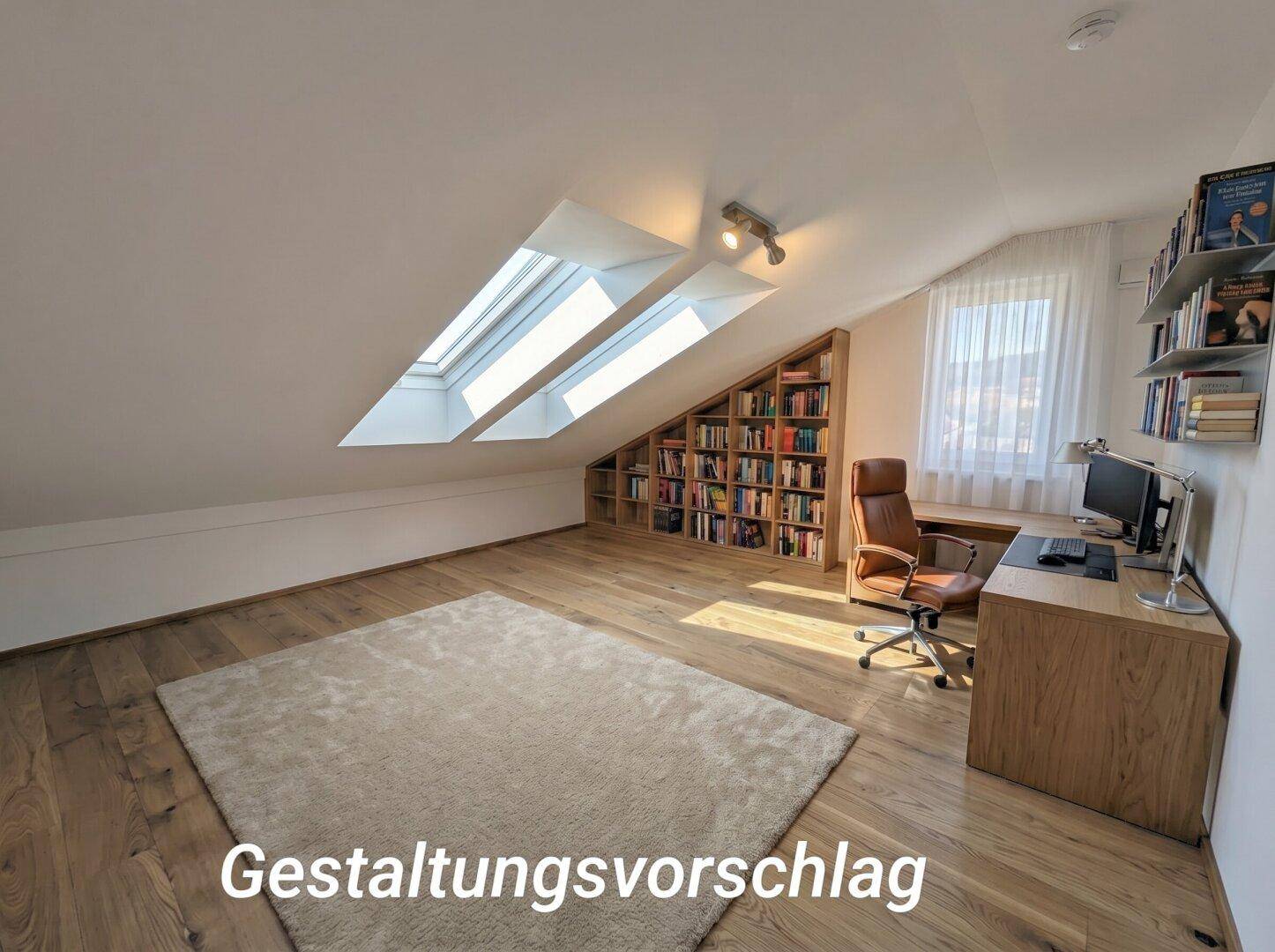 Ruhiges Arbeitszimmer mit Holzboden, eingebauten Bücherregalen und zwei Dachfenstern für eine helle Atmosphäre.