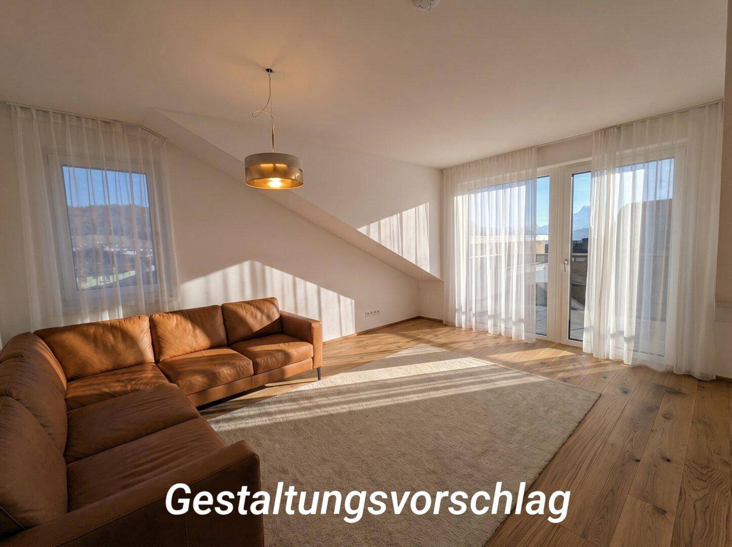 Gemütliches Wohnzimmer mit Ledersofa, Holzboden und großen Fenstern, die viel Sonnenlicht hereinlassen.