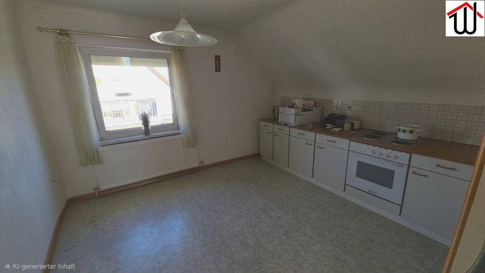 Küche mit weißen Einbauschränken, Herd und Fenster, unter einer Dachschräge gelegen.