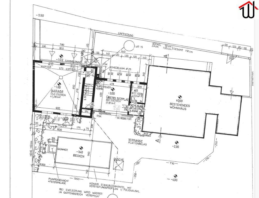 Grundriss des Erdgeschosses mit Garage, Terrasse und Poolbereich.