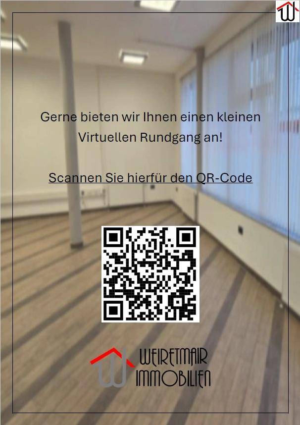 Leerer Büroraum mit hellen Wänden, Holzfußboden und großen Fenstern mit Jalousien, inklusive QR-Code für einen virtuellen Rundgang.