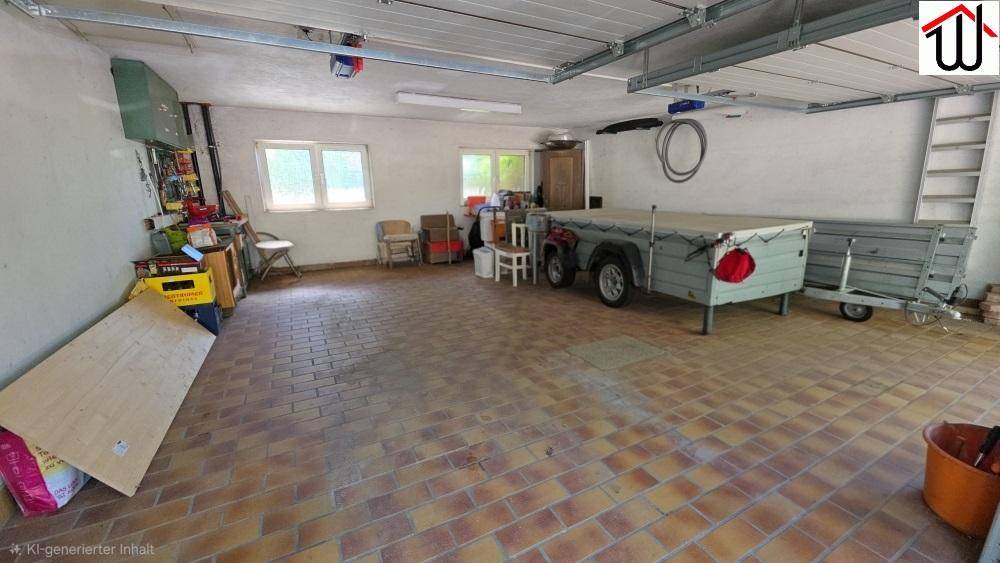 Geräumige Garage mit Fliesenboden, Fenstern und Platz für Fahrzeuge und Lagerung.