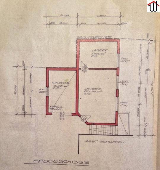 Grundriss des Erdgeschosses mit Garage und zwei Lagerräumen, rot hervorgehoben.