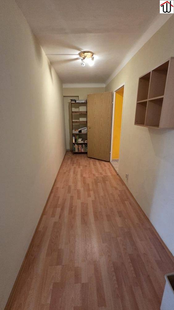 Langer Flur mit Laminatboden und hellen Wänden, der zu weiteren Räumen führt.