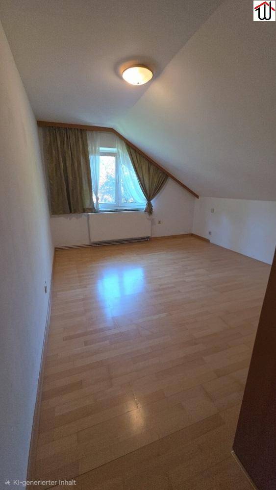 Helles Schlafzimmer im Dachgeschoss mit Holzboden und schrägem Fenster.