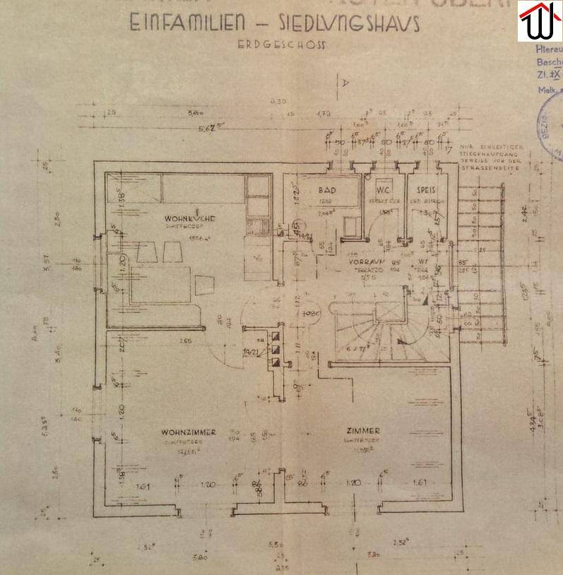 Grundriss des Erdgeschosses mit Wohnzimmer, Küche, Bad, WC und Speisekammer, funktionale Aufteilung.