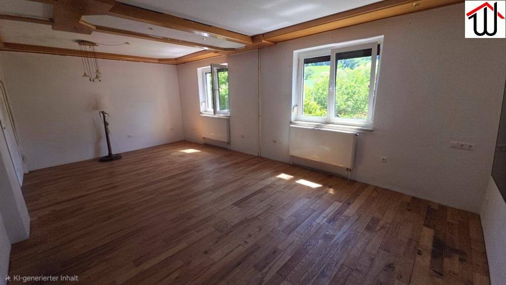 Geräumiges Wohnzimmer mit Holzboden, Holzbalken und großen Fenstern.